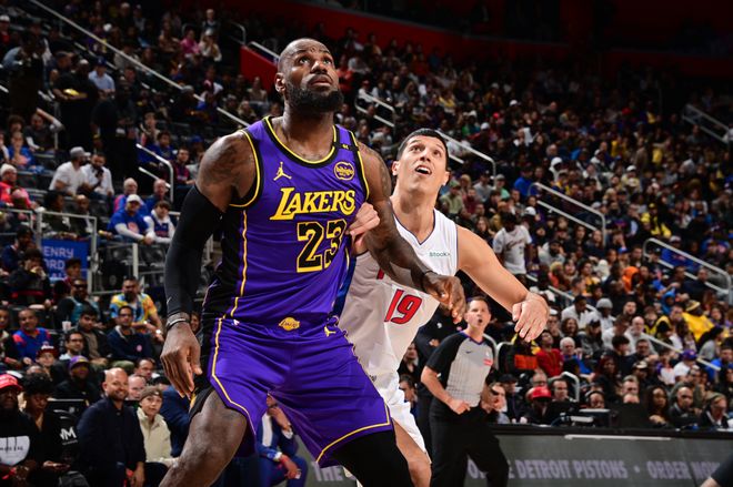 快船队客场遭遇湖人队逆转,遭遇连败 快船队客场遭遇湖人队逆转,遭遇连败