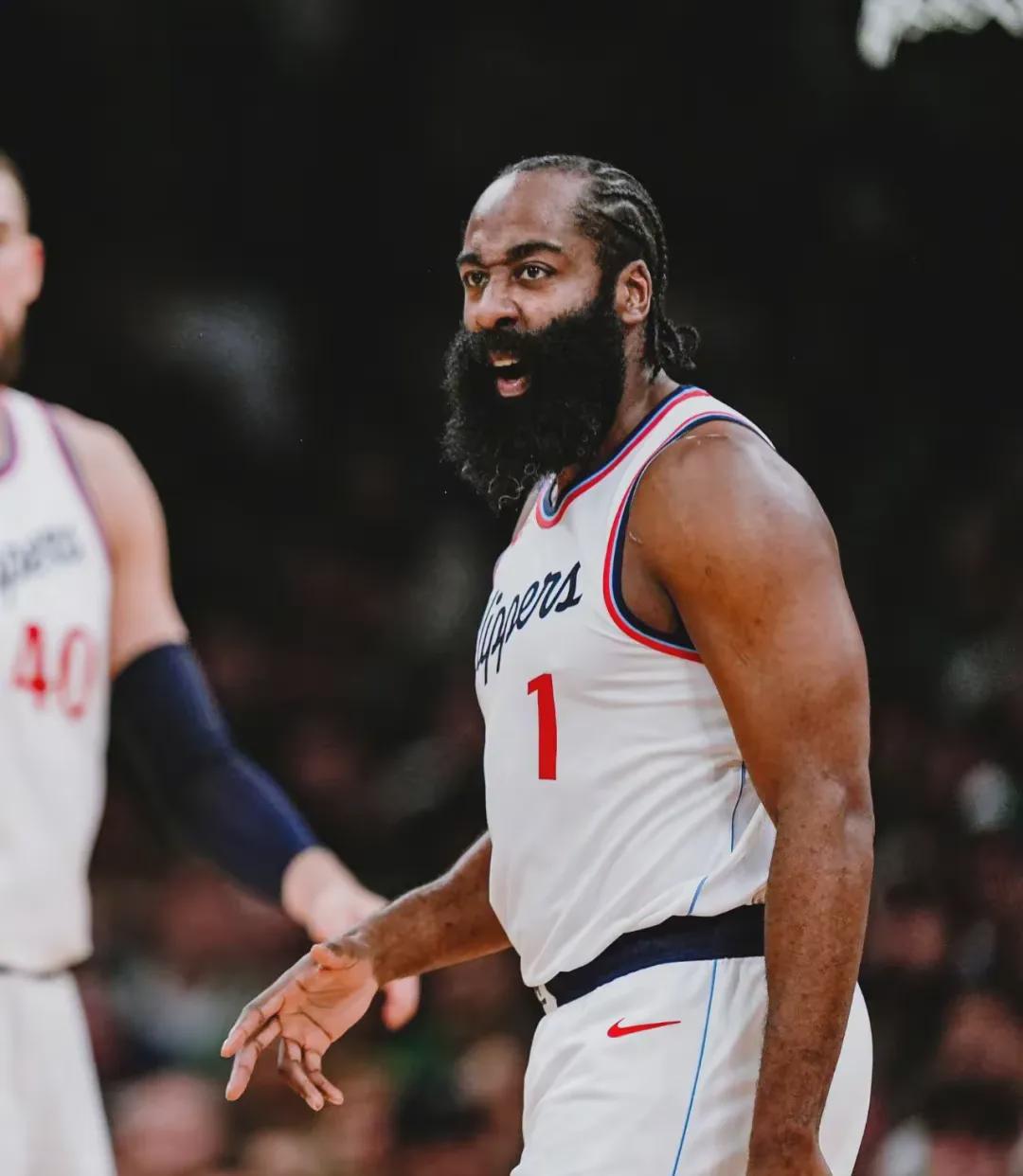 莱昂纳德砍下三双，帮助快船击败篮网